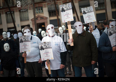 Malaga, Espagne. 22 Nov 2018. Les gens avec des masques blancs sont considérés comme des plaques maintenant qu'ils prennent part à un flash mob organisé par l'organisation humanitaire "Caritas" à commémore la Journée internationale de sans-abri, qui est célébrée le 27 novembre. Credit : SOPA/Alamy Images Limited Live News Banque D'Images