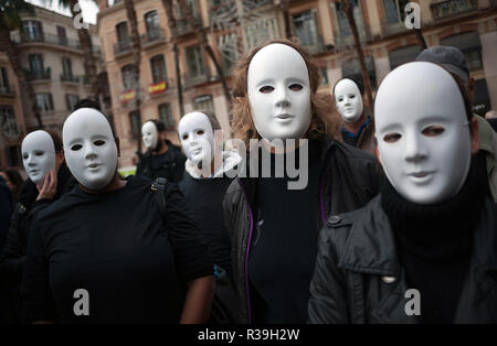Malaga, Espagne. 22 Nov 2018. Les gens avec des masques blancs participer à un flash mob organisé par l'organisation humanitaire "Caritas" à commémore la Journée internationale de sans-abri, qui est célébrée le 27 novembre. Credit : SOPA/Alamy Images Limited Live News Banque D'Images
