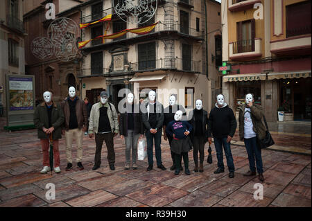 Malaga, Espagne. 22 Nov 2018. Les gens avec des masques blancs posent pour une photo comme ils participent à un flash mob organisé par l'organisation humanitaire "Caritas" à commémore la Journée internationale de sans-abri, qui est célébrée le 27 novembre. Credit : SOPA/Alamy Images Limited Live News Banque D'Images