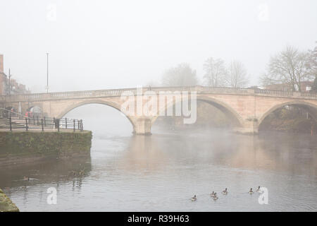 Bewdley, UK. 22 novembre, 2018. Météo France : les conditions laissent froid et humide brouillard brumeux sur la rivière à Bewdley pour la plupart de la journée. Le pont peut être vu avec très peu de circulation traversant elle aussi peu de résidents locaux voyagent dans le gel. Seules les oies sont assez courageux pour être sur la rivière aujourd'hui. Credit : Lee Hudson/Alamy Live News Banque D'Images