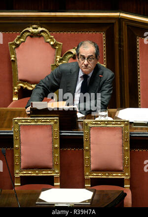 Foto Fabio Cimaglia / LaPresse 22-11-2018 Roma Politica Senato. L'Heure des questions Nella foto Giovanni Tria Photo Fabio Cimaglia / LaPresse 22-11-2018 Roma (Italie) Politique du Sénat. Question de temps dans le pic Giovanni Tria Banque D'Images