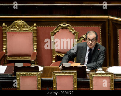 Foto Fabio Cimaglia / LaPresse 22-11-2018 Roma Politica Senato. L'Heure des questions Nella foto Giovanni Tria Photo Fabio Cimaglia / LaPresse 22-11-2018 Roma (Italie) Politique du Sénat. Question de temps dans le pic Giovanni Tria Banque D'Images