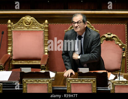 Foto Fabio Cimaglia / LaPresse 22-11-2018 Roma Politica Senato. L'Heure des questions Nella foto Giovanni Tria Photo Fabio Cimaglia / LaPresse 22-11-2018 Roma (Italie) Politique du Sénat. Question de temps dans le pic Giovanni Tria Banque D'Images