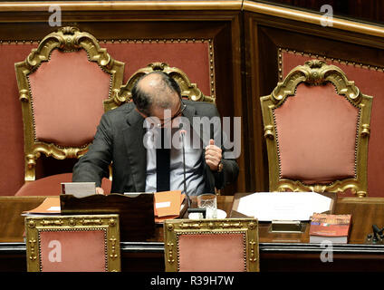 Foto Fabio Cimaglia / LaPresse 22-11-2018 Roma Politica Senato. L'Heure des questions Nella foto Giovanni Tria Photo Fabio Cimaglia / LaPresse 22-11-2018 Roma (Italie) Politique du Sénat. Question de temps dans le pic Giovanni Tria Banque D'Images