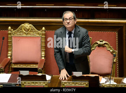 Foto Fabio Cimaglia / LaPresse 22-11-2018 Roma Politica Senato. L'Heure des questions Nella foto Giovanni Tria Photo Fabio Cimaglia / LaPresse 22-11-2018 Roma (Italie) Politique du Sénat. Question de temps dans le pic Giovanni Tria Banque D'Images