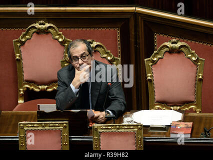 Foto Fabio Cimaglia / LaPresse 22-11-2018 Roma Politica Senato. L'Heure des questions Nella foto Giovanni Tria Photo Fabio Cimaglia / LaPresse 22-11-2018 Roma (Italie) Politique du Sénat. Question de temps dans le pic Giovanni Tria Banque D'Images