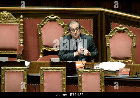 Foto Fabio Cimaglia / LaPresse 22-11-2018 Roma Politica Senato. L'Heure des questions Nella foto Giovanni Tria Photo Fabio Cimaglia / LaPresse 22-11-2018 Roma (Italie) Politique du Sénat. Question de temps dans le pic Giovanni Tria Banque D'Images