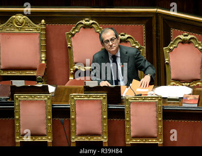 Foto Fabio Cimaglia / LaPresse 22-11-2018 Roma Politica Senato. L'Heure des questions Nella foto Giovanni Tria Photo Fabio Cimaglia / LaPresse 22-11-2018 Roma (Italie) Politique du Sénat. Question de temps dans le pic Giovanni Tria Banque D'Images