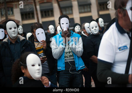 Malaga, Espagne. 22 Nov, 2018. Les gens avec des masques blancs participer à un flash mob organisé par l'organisation humanitaire "Caritas" à commémore la Journée internationale de sans-abri, qui est célébrée le 27 novembre. Credit : Jésus Merida/SOPA Images/ZUMA/Alamy Fil Live News Banque D'Images