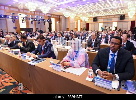 Hangzhou, Chine, Province de Zhejiang. 22 Nov, 2018. Partis politiques Le deuxième dialogue entre la Chine et les pays arabes est tenue à Hangzhou, Zhejiang Province de Chine orientale, 22 novembre 2018. Crédit : Chen Yehua/Xinhua/Alamy Live News Banque D'Images