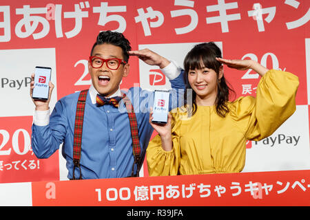 (L à R) acteur Japonais Daisuke Miyagawa et chanteur Miki Fujimoto poser pour les caméras au cours d'une conférence de presse pour annoncer le nouveau smartphone service de paiement ''PayPay'' le 22 novembre 2018, Tokyo, Japon. PayPay est un smartphone à l'aide du service de paiement codes à barres (QR) soutenu par SoftBank, Yahoo japon et Paytm, qui peut être utilisé dans les magasins japonais y compris Bic Camera, Yamada Denki et Family Mart. Credit : Rodrigo Reyes Marin/AFLO/Alamy Live News Banque D'Images