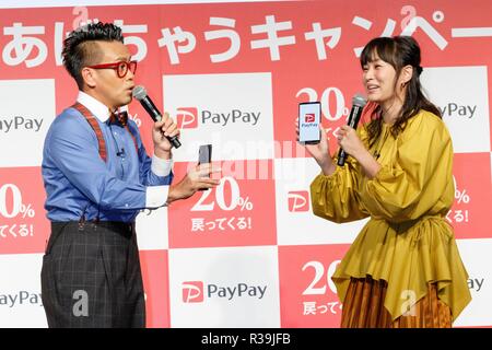 (L à R) acteur Japonais Daisuke Miyagawa et chanteur Miki Fujimoto parler lors d'une conférence de presse pour annoncer le nouveau smartphone service de paiement ''PayPay'' le 22 novembre 2018, Tokyo, Japon. PayPay est un smartphone à l'aide du service de paiement codes à barres (QR) soutenu par SoftBank, Yahoo japon et Paytm, qui peut être utilisé dans les magasins japonais y compris Bic Camera, Yamada Denki et Family Mart. Credit : Rodrigo Reyes Marin/AFLO/Alamy Live News Banque D'Images