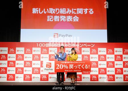 (L à R) acteur Japonais Daisuke Miyagawa et chanteur Miki Fujimoto poser pour les caméras au cours d'une conférence de presse pour annoncer le nouveau smartphone service de paiement ''PayPay'' le 22 novembre 2018, Tokyo, Japon. PayPay est un smartphone à l'aide du service de paiement codes à barres (QR) soutenu par SoftBank, Yahoo japon et Paytm, qui peut être utilisé dans les magasins japonais y compris Bic Camera, Yamada Denki et Family Mart. Credit : Rodrigo Reyes Marin/AFLO/Alamy Live News Banque D'Images