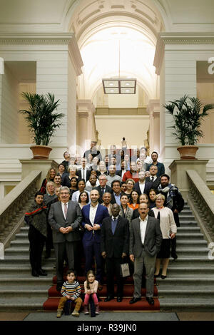 Berlin, Allemagne. 22 Nov, 2018. Le Président de la Chambre des Représentants de Berlin, Ralf Wieland (à gauche) et l'expert l'Islamisme Ahmad Masour (2e de gauche) pour une photo de groupe avec les participants de la sixième cérémonie de naturalisation centrale dans le Parlement de Berlin. Crédit : Carsten Koall/dpa/Alamy Live News Banque D'Images