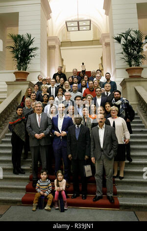 Berlin, Allemagne. 22 Nov, 2018. Le Président de la Chambre des Représentants de Berlin, Ralf Wieland (à gauche) et l'expert l'Islamisme Ahmad Masour (2e de gauche) pour une photo de groupe avec les participants de la sixième cérémonie de naturalisation centrale dans le Parlement de Berlin. Crédit : Carsten Koall/dpa/Alamy Live News Banque D'Images