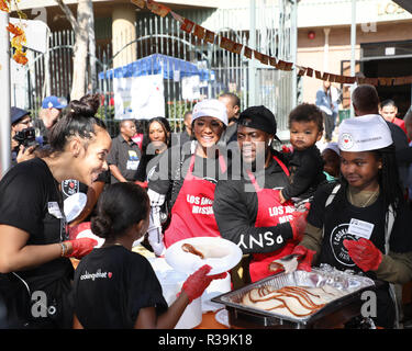 Los Angeles, Californie, USA. 21 novembre, 2018. Le comédien Kevin Hart et sa famille au service de la Turquie à la 82e Conférence annuelle de mission de Los Angeles grâce pour les sans-abri qui s'est tenue à la mission de Los Angeles sur Skid Row à Los Angeles, Californie le 21 novembre 2018. Credit : Sheri Determan/Alamy Live News Banque D'Images