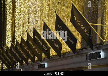 Glasgow, Ecosse, Royaume-Uni. 22 novembre 2018. Ace du Celtic, Kieran Tierney allume les lumières de Noël à Frasers emblématique Mike Ashley's new House of Fraser à Glasgow. L'événement est de recueillir des fonds pour St Marguerite d'Écosse Hospice à Clydebank. Crédit : Colin Fisher/Alamy Live News Banque D'Images