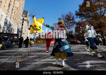 New York, USA. 22 Nov, 2018. Les artistes interprètes ou exécutants d'interagir avec les spectateurs pendant les 2018 Macy's Thanksgiving Day Parade à New York, États-Unis, le 22 novembre, 2018. Malgré le froid glacial et les vents forts, des millions de personnes à New York et dans le monde étaient alignés le long des rues de Manhattan pour regarder les ballons et de flotteurs à la 92e assemblée annuelle de Macy's Thanksgiving Day Parade jeudi. Credit : Muzi Li/Xinhua/Alamy Live News Banque D'Images