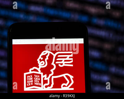 Kiev, Ukraine. 22 Nov, 2018. Assicurazioni Generali Insurance Company vu le logo affiché sur le téléphone intelligent. Crédit : Igor Golovniov SOPA/Images/ZUMA/Alamy Fil Live News Banque D'Images