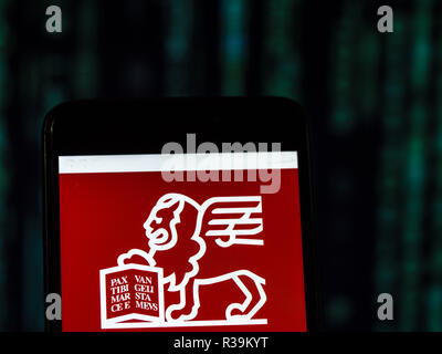 Kiev, Ukraine. 22 Nov, 2018. Assicurazioni Generali Insurance Company vu le logo affiché sur le téléphone intelligent. Crédit : Igor Golovniov SOPA/Images/ZUMA/Alamy Fil Live News Banque D'Images