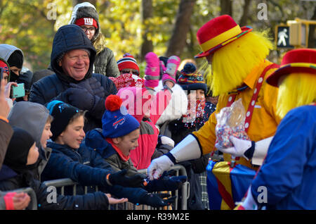 Manhattan, New York, USA. 22 Nov, 2018. Les artistes interprètes ou exécutants vu serrer la main avec les enfants lors de la 92e assemblée annuelle de Macy's Thanksgiving Day Parade à New York. Credit : Ryan Rahman SOPA/Images/ZUMA/Alamy Fil Live News Banque D'Images