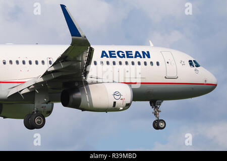 Aegean Airlines Airbus A320-232(WL) vu l'atterrissage à l'aéroport international Schiphol d'Amsterdam au cours d'une journée d'été. Aegean Airlines relie Athènes à Amsterdam toute l'année. Banque D'Images