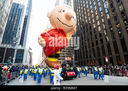 Charlie Brown balloon vu au cours de la 2018 Macy's Thanksgiving Day Parade à New York. Banque D'Images