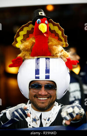 Arlington, Texas, USA. 22 Nov, 2018. 22 novembre, 2018. Un ventilateur Cowboys célèbre la victoire des équipes comme les Redskins de Washington ont joué les Dallas Cowboys dans un match de la NFL le jour de Thanksgiving à ATT Stadium à Arlington, Tx. Credit : Ralph Lauer/ZUMA/Alamy Fil Live News Banque D'Images