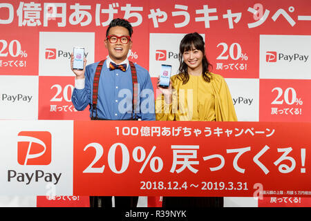 (L à R) acteur Japonais Daisuke Miyagawa et chanteur Miki Fujimoto poser pour les caméras au cours d'une conférence de presse pour annoncer le nouveau smartphone service de paiement ''PayPay'' le 22 novembre 2018, Tokyo, Japon. PayPay est un smartphone à l'aide du service de paiement codes à barres (QR) soutenu par SoftBank, Yahoo japon et Paytm, qui peut être utilisé dans les magasins japonais y compris Bic Camera, Yamada Denki et Family Mart. Credit : Rodrigo Reyes Marin/AFLO/Alamy Live News Banque D'Images