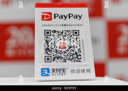 Un code QR de PayPay sur l'affichage lors d'une conférence de presse pour annoncer le nouveau service de paiement smartphone le 22 novembre 2018, Tokyo, Japon. PayPay est un smartphone à l'aide du service de paiement codes à barres (QR) soutenu par SoftBank, Yahoo japon et Paytm, qui peut être utilisé dans les magasins japonais y compris Bic Camera, Yamada Denki et Family Mart. Credit : Rodrigo Reyes Marin/AFLO/Alamy Live News Banque D'Images