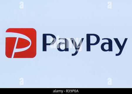 Un logo de PayPay Corp. sur l'affichage lors d'une conférence de presse pour annoncer le nouveau service de paiement smartphone le 22 novembre 2018, Tokyo, Japon. PayPay est un smartphone à l'aide du service de paiement codes à barres (QR) soutenu par SoftBank, Yahoo japon et Paytm, qui peut être utilisé dans les magasins japonais y compris Bic Camera, Yamada Denki et Family Mart. Credit : Rodrigo Reyes Marin/AFLO/Alamy Live News Banque D'Images