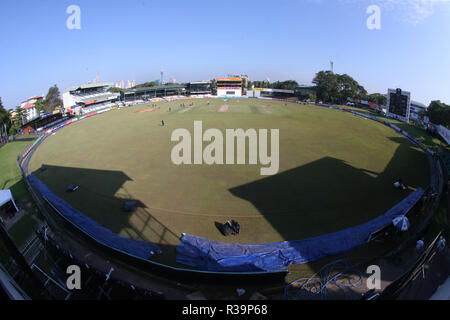 Colombo, Sri Lanka. 23 novembre 2018, Sinhalese Sports Club Sol, Colombo, Sri Lanka ; International Test Cricket, le troisième test, jour 1, Sri Lanka contre l'Angleterre ; avant le début du jeu vue générale du personnel au sol la préparation de l'Action Crédit : guichet Plus Sport Images/Alamy Live News Banque D'Images