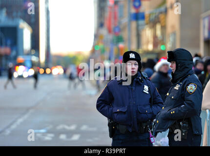 New York, USA. 22 Nov, 2018. Les policiers montent la garde au cours de la 2018 Macy's Thanksgiving Day Parade à New York, États-Unis, le 22 novembre, 2018. Crédit : Li Rui/Xinhua/Alamy Live News Banque D'Images