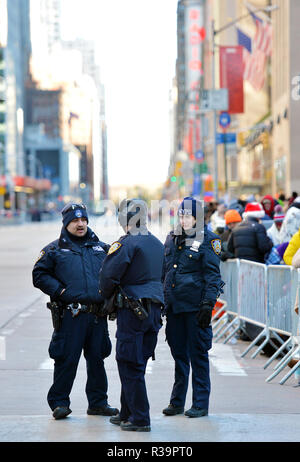 New York, USA. 22 Nov, 2018. Les policiers montent la garde au cours de la 2018 Macy's Thanksgiving Day Parade à New York, États-Unis, le 22 novembre, 2018. Crédit : Li Rui/Xinhua/Alamy Live News Banque D'Images