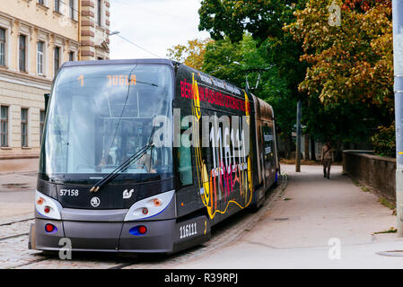 Le tramway dans la ville de Riga. Skoda 15T ForCity. Riga, Lettonie, Pays Baltes, Europe. Banque D'Images