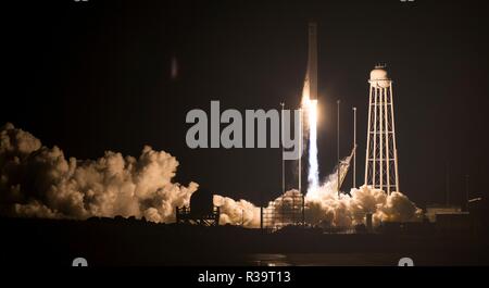 Le Northrop Grumman fusée Antares portant le ravitaillement Cygnus lancements de PAD-0A de la NASA à Wallops Flight Facility 17 novembre 2018 à Wallops Island, en Virginie. La mission de ravitaillement en marchandises commerciales à la Station spatiale internationale offrira environ 7 400 livres de la science et de la recherche, de l'équipage et des fournitures du matériel au laboratoire orbital et son équipage. Banque D'Images