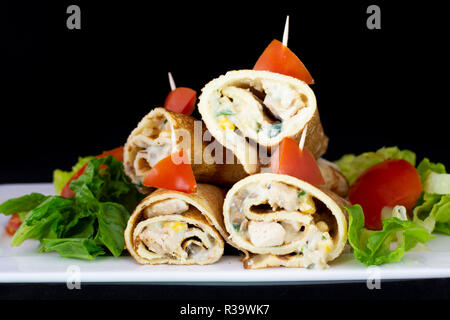 Crêpe au poulet avec une salade à l'intérieur avec fond noir isolé Banque D'Images