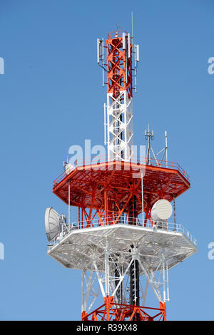 Vue de la tour de communication avec l'antenne contre le ciel bleu Banque D'Images