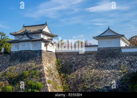 Yagura et les douves du château d'Osaka à Osaka, Japon Banque D'Images