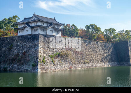 Yagura et les douves du château d'Osaka à Osaka, Japon Banque D'Images