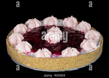 Fresh baked cherry pie avec de la crème fouettée sur le dessus des décorations avec fond noir isolé Banque D'Images