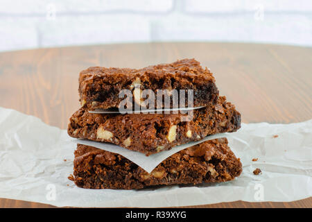 Tranches de brownie délicieux chocolat chaud avec de la sauce de fusion sur elle. Banque D'Images