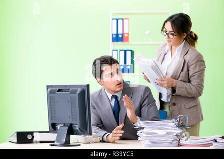 Homme employé souffrant d'un excès de travail Banque D'Images