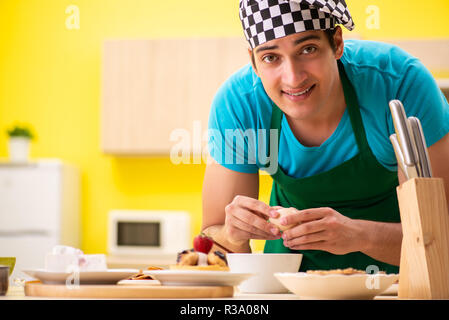 L'homme préparation faire cuire le gâteau dans la cuisine à la maison Banque D'Images