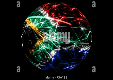 Résumé Afrique du Sud drapeau mousseux, Boule de Noël Maison de vacances concept isolé sur fond noir Banque D'Images