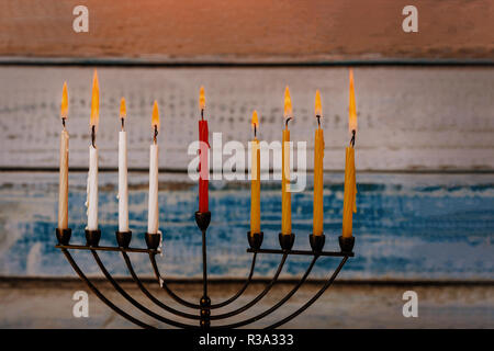 Maison de vacances juif Hanukkah menorah chandelier traditionnel avec et brûler des bougies Banque D'Images