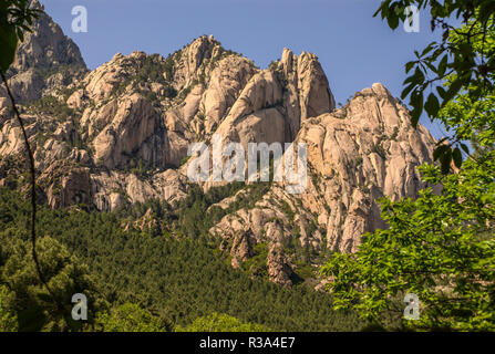 Les pics en forme de corne de rhinocéros inhabituelle sur une montagne corse. Banque D'Images