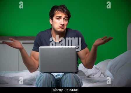 Beau jeune homme souffrant d'insomnie à la maison Banque D'Images