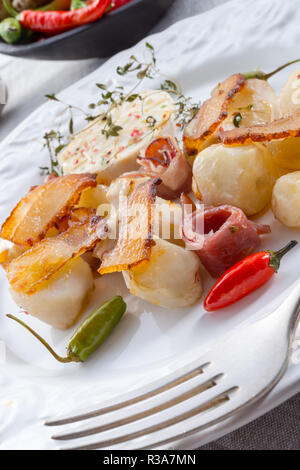 Gratin de topinambour au jambon et piment Banque D'Images