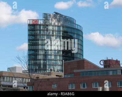 BERLIN, ALLEMAGNE - 30 octobre 2018 : Sommet de la BahnTower, siège de la Compagnie des chemins de fer allemande Deutsche Bahn, à Berlin, Allemagne contre un Blue Cloudy Sky Banque D'Images